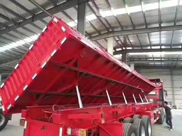 側(cè)翻自卸半掛車(chē)