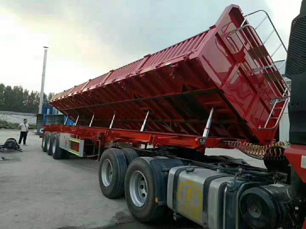 側(cè)翻自卸半掛車(chē)