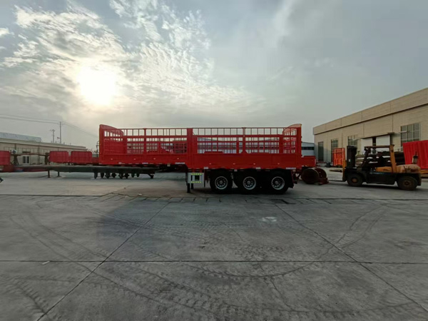 倉(cāng)柵式運(yùn)輸半掛車(chē)